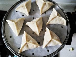 冷水上锅，中火蒸20分钟