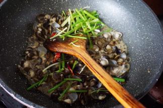 最后加入葱段和辣椒，淋入少许生抽翻炒均匀即可