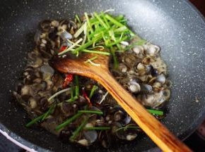 最后加入葱段和辣椒，淋入少许生抽翻炒均匀即可