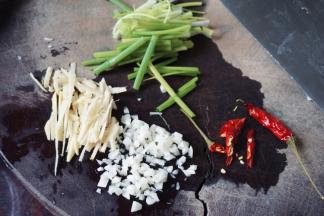 姜切丝，蒜瓣切末、葱切段、干红辣椒切斜刀