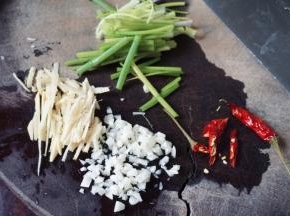 姜切丝，蒜瓣切末、葱切段、干红辣椒切斜刀