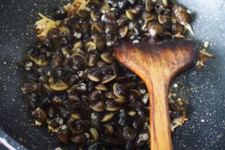 接着放入蛤到锅里大火翻炒