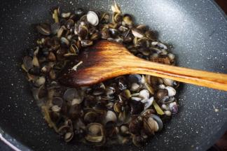 翻炒至蛤开口，加入料酒