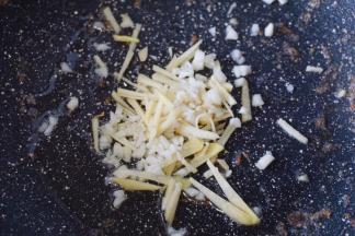 锅里热油后放入姜丝蒜末