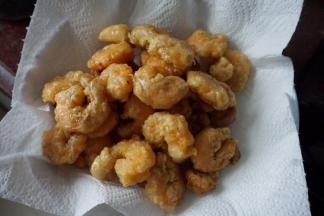 炸好也同样捞出用厨房纸巾吸干油分