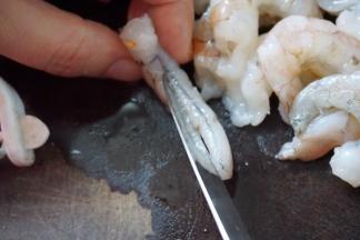 虾仁洗净后用小刀去除虾线