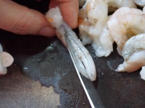 虾仁洗净后用小刀去除虾线