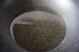 中火起油锅，要热锅入冷油，加热一会儿后可以用筷子试油温：干净无水的筷子入油后周围有小气泡，速度较慢，说明油温不够；如果气泡大并快速拌有“噼啪”响，说明油温太高了；如果筷子周围气泡大小均匀，泛起的速度较快，油爆声平和，说明油温刚刚好。