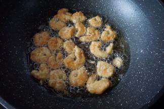 炸好一面翻面炸另一面
