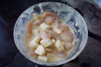 尽量的给虾仁按摩，让其均匀地裹入浆液，如果浆液太干的话就加纯牛奶、如果太湿就加面粉和生粉，搅拌均匀后放入冰箱冷藏一个小时