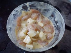 尽量的给虾仁按摩，让其均匀地裹入浆液，如果浆液太干的话就加纯牛奶、如果太湿就加面粉和生粉，搅拌均匀后放入冰箱冷藏一个小时