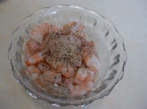 虾线去除好后过一下清水后用厨房纸巾拭干后放入碗里，加入料酒、黑椒碎和盐拌匀后放入冰箱冷藏10分钟