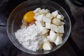 放入切好的芋头块