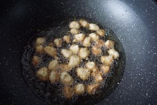锅里热油后放入芋头炸熟，注意要快速一个一个的放入