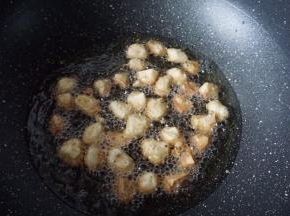 锅里热油后放入芋头炸熟，注意要快速一个一个的放入