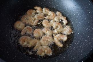 芋头炸好后捞出沥油，同样快速一个一个放入虾仁炸