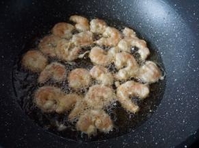 芋头炸好后捞出沥油，同样快速一个一个放入虾仁炸
