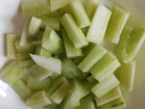 黄瓜洗干净去皮去籽切块