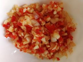 红辣椒洗干净切碎，和蒜泥放在一起