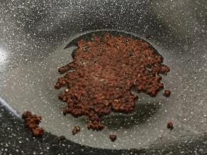 锅里放油，加入花椒爆香