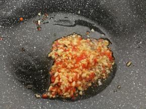 把花椒捡出来丢掉，放入红辣椒蒜泥碎爆香