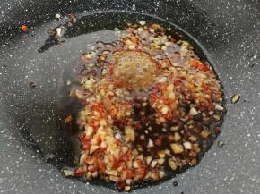 加入白糖，醋，生抽，盐，翻拌均匀关火