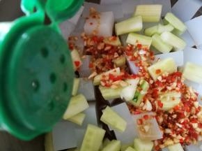 撒一点黑胡椒粉翻拌均匀后放冰箱冷藏一下