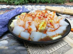 喜欢吃辣的，浇一点辣油在上面，开吃吧，分分钟光盘