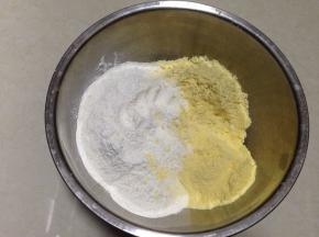 面粉、玉米粉、黄豆粉混合均匀