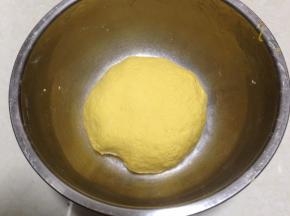 活成软硬适中的面团入温暖湿润处发酵至两倍大