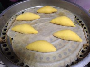 蒸锅加冷水放入玉米馍，大火烧开，转中火蒸15-18分钟关火，关火后不要打开锅盖，3分钟后再打开