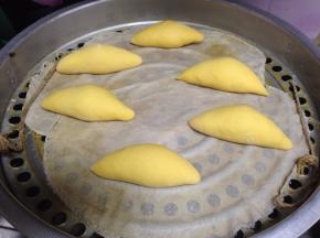 蒸锅加冷水放入玉米馍，大火烧开，转中火蒸15-18分钟关火，关火后不要打开锅盖，3分钟后再打开