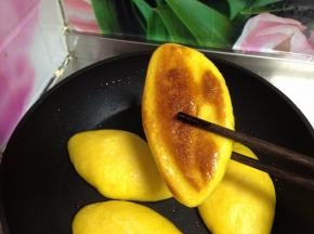 煎至底部焦黄起痂即可