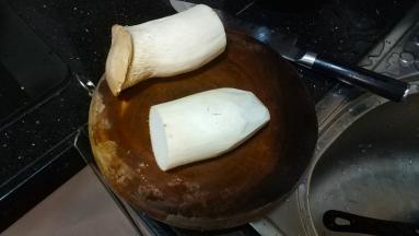 杏鲍菇洗干净，对半切开