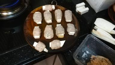 手粘点水，用鱼滑包着杏鲍菇条