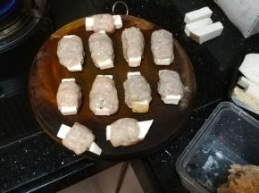 手粘点水，用鱼滑包着杏鲍菇条