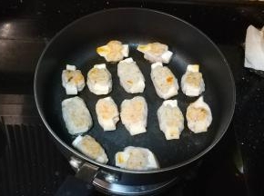 一边金黄后翻转另一边慢煎