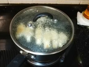 怕杏鲍菇不熟，可放少许水盖上盖子焖2分钟