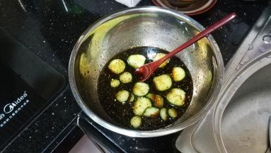 混合调味料 + 摇匀
将所有调味料加入果酱瓶中，合上盖子，用力上下摇晃20下左右，使其乳化即可。乳化后倒入深盆里，先将较硬难入味的蔬果放在最低