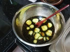 混合调味料 + 摇匀
将所有调味料加入果酱瓶中，合上盖子，用力上下摇晃20下左右，使其乳化即可。乳化后倒入深盆里，先将较硬难入味的蔬果放在最低