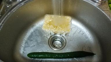 粟米、青瓜、红萝卜洗干净