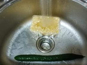粟米、青瓜、红萝卜洗干净