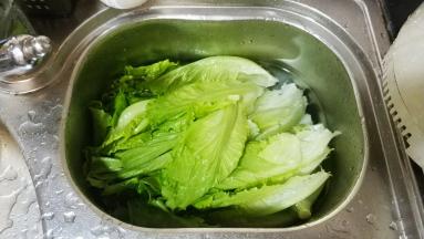 生菜洗干净后用凉开水洗一遍沥干水份备用