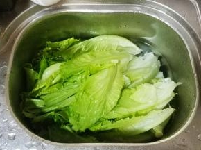 生菜洗干净后用凉开水洗一遍沥干水份备用