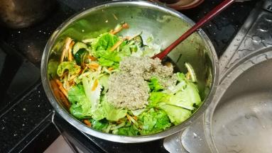 放入生菜、藜麦
