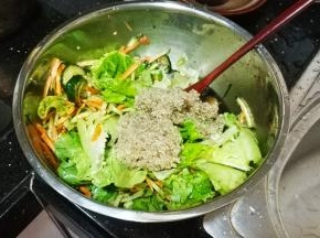 放入生菜、藜麦