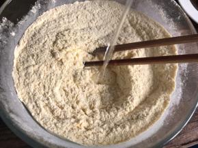 慢慢加入清水，边加水边搅拌