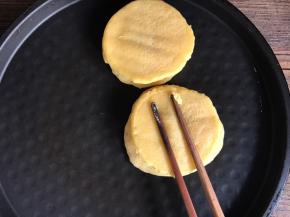 煎至两面金黄即可