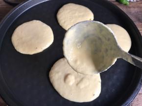 电饼档加热，用汤勺舀面糊，倒入煎饼铛里，大小随个人