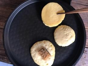 煎至表面变色，把没有绿豆糕的一块，反盖住绿豆糕的那块